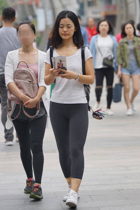 主题街拍：都穿紧身裤，谁漏谁尴尬