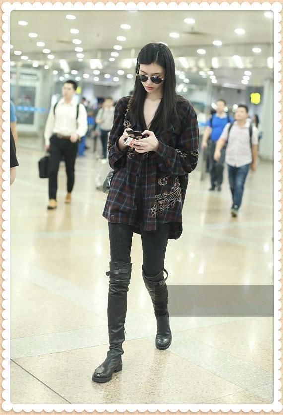 奚梦瑶这靴子咋穿进去的？对自己真狠，网友：腿细果然是王道！