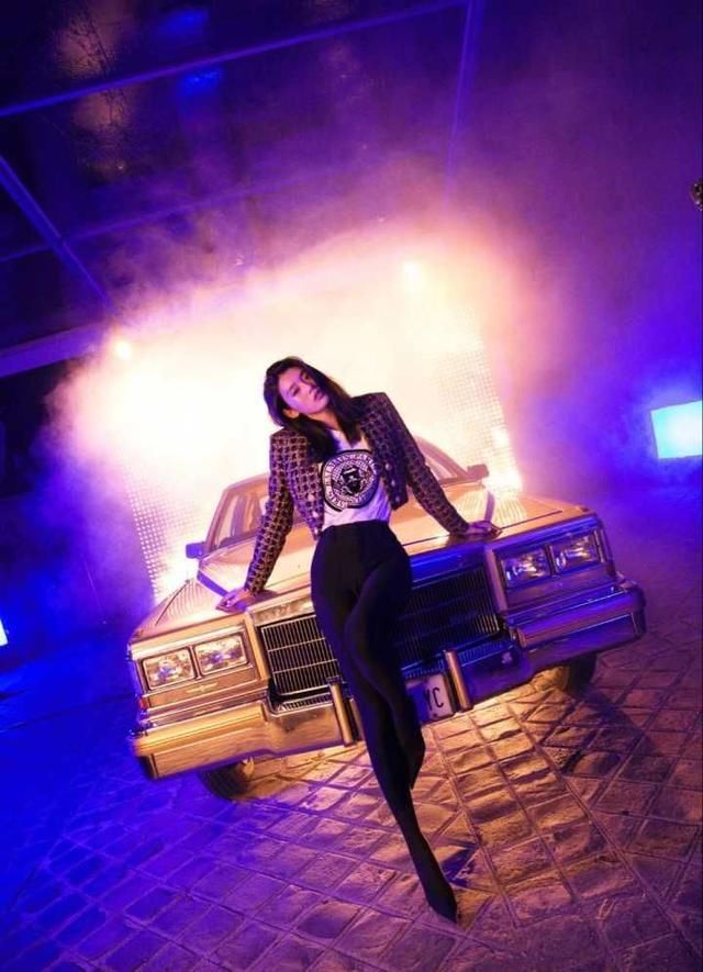 奚梦瑶上身穿的如此清凉，下半身却密不透风，网友：秀腿新技能！