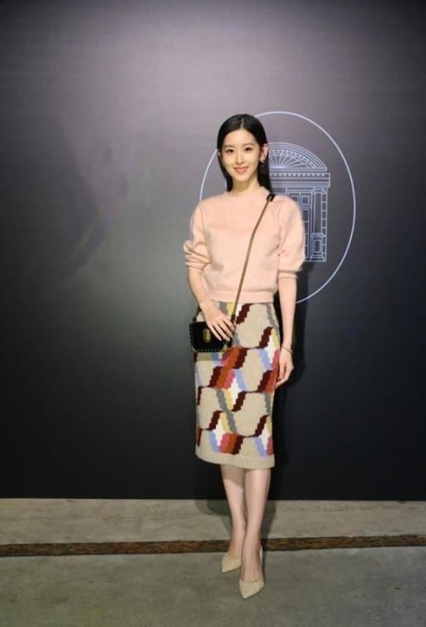 章泽天刘强东大玩深情对视，网友直呼:咋看都像父亲看女儿!