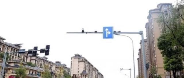  建议■开车在直行右转道上等绿灯，遇到后车催促怎么办？建议提