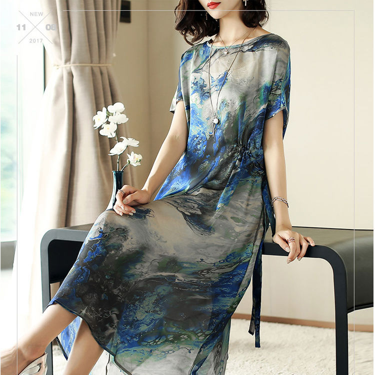 媳妇虽47岁，但还是美得“容光焕发”!爱穿欧货裙，高贵巨美嫩