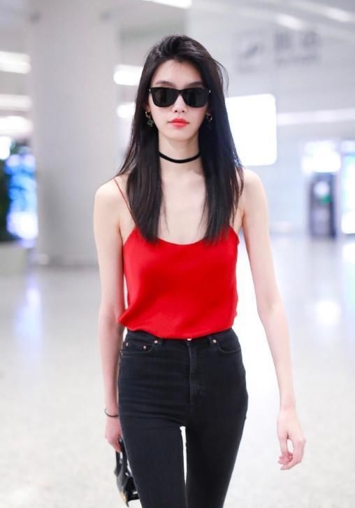 奚梦瑶上半身只穿一件大红吊带衫，网友:乍一看以为是系了小肚兜