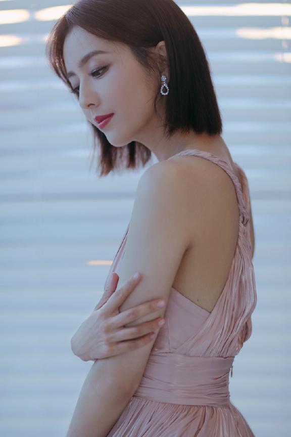 34岁佟丽娅又美了！仅换了个发型嫩回18岁，网友：美得像初恋一样