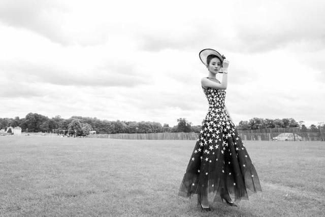 赵丽颖终于亮相，涂着大红唇特别妩媚，现在太有女人味了!