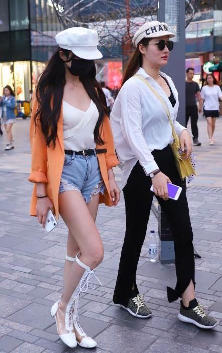  『美女』潮范儿女神来了，街拍：身材苗条的美女，一件白色衬衫配黑色短裤，时尚气质好身材