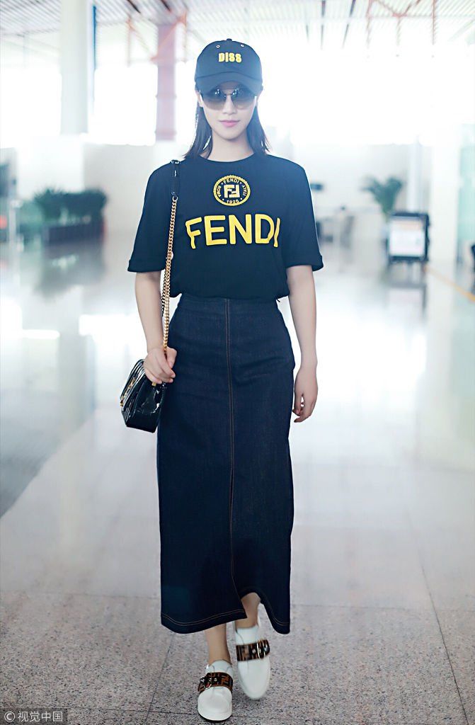 蓝盈莹黑T配牛仔长裙变时髦精 边走边打电话似与男友曹骏传情