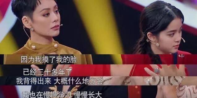 53岁刘嘉玲穿渔网袜戴夸张耳环出席活动，化妆师亮了