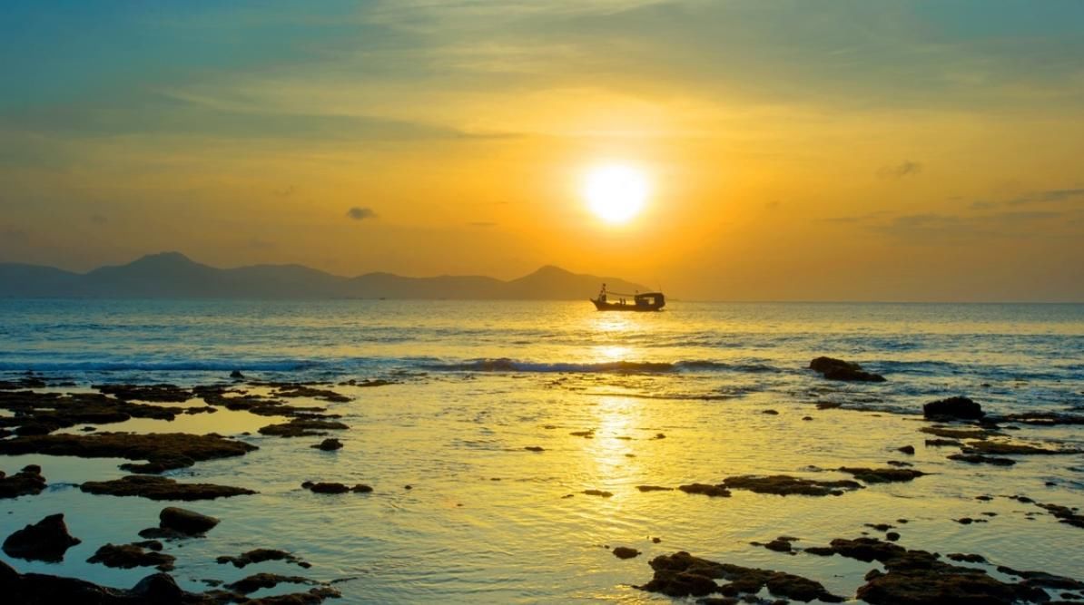 海南这城市风景极佳，有咸咸的海风与海滩，但有一点游客很不满