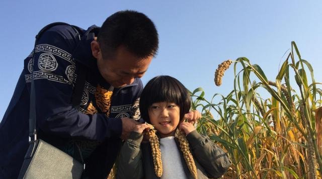  [父母]最年轻岳父走红，挽着新娘被误认为新郎，女儿真不是新郎