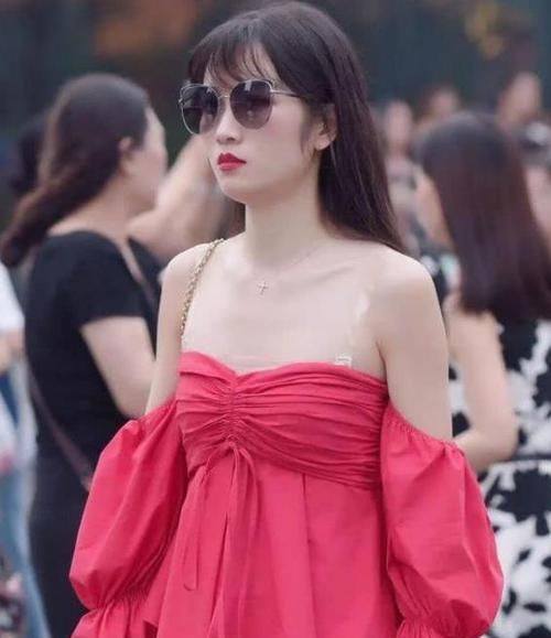  小姐姐@街拍：面带微笑的美女，一条深蓝色拼接的连衣裙，时尚优雅迷人