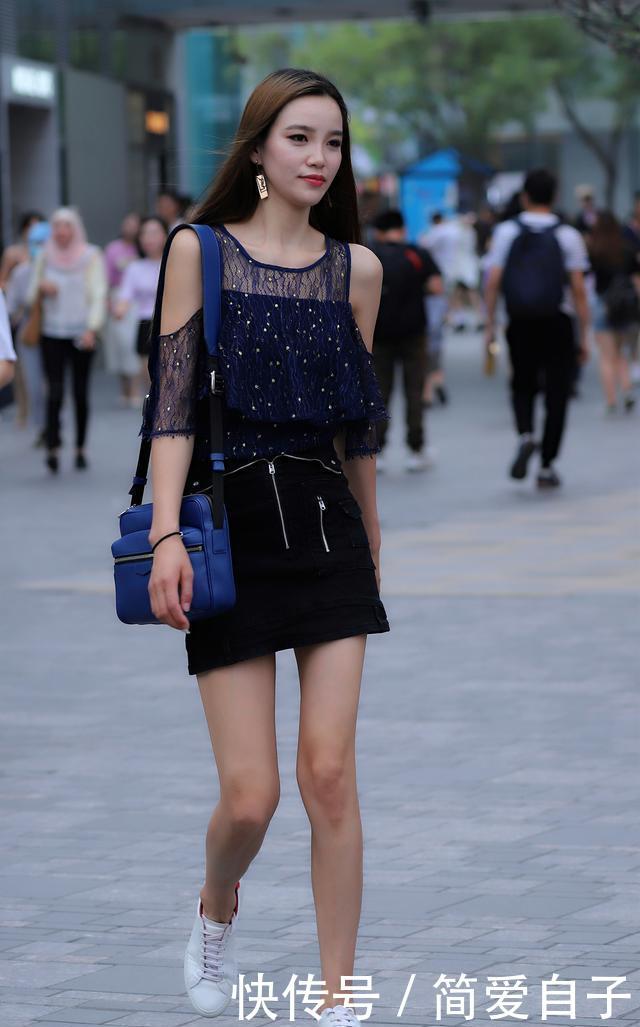 # 美女#尽显成熟女人味！，街拍：美女黑色印花连衣裙搭配黑色丝袜