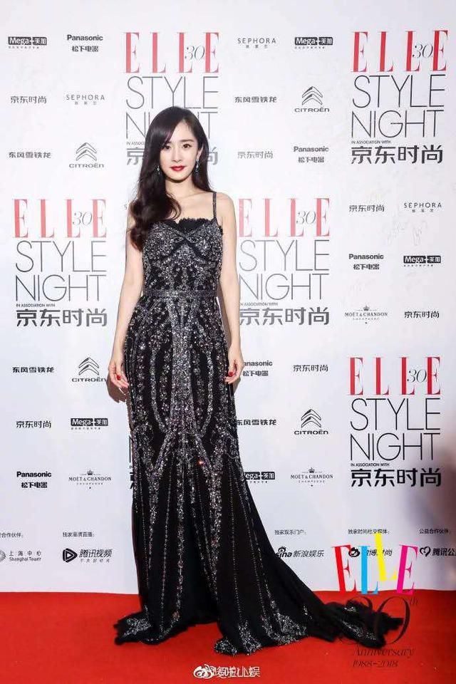 倪妮穿吊带黑礼服气质优雅，和杨幂Baby玩自拍尽显高级脸