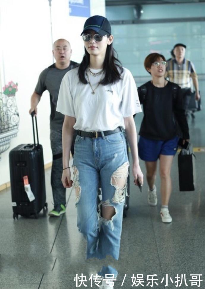 奚梦瑶还真是会玩,上身就只能遮住重点,转身的瞬间我呆了!