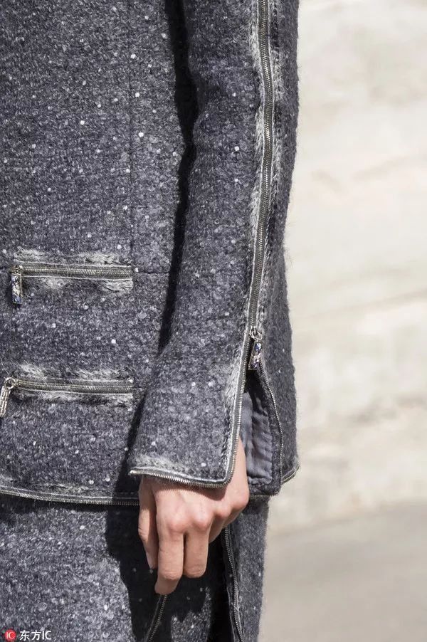 我们在巴黎大皇宫变的书报亭里问了周迅和刘雯一些小秘密……