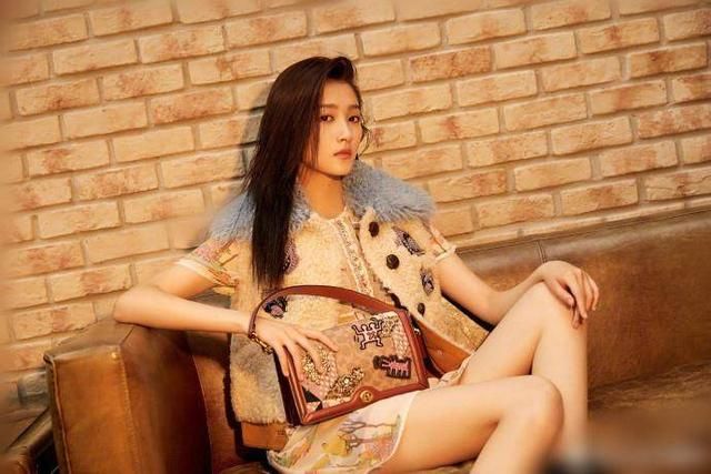 关晓彤厉害了,裙子本身就不长还往上提,网友:这样穿腿想短都难