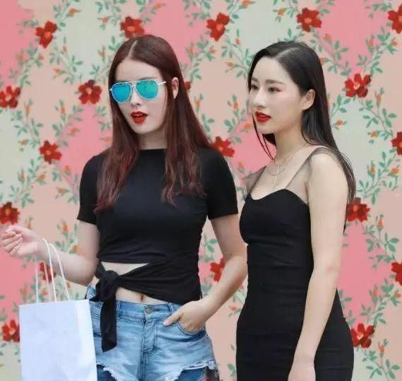 软妹风小女人蕾丝花边镂空衫搭配小热裤，还有一种野性美!