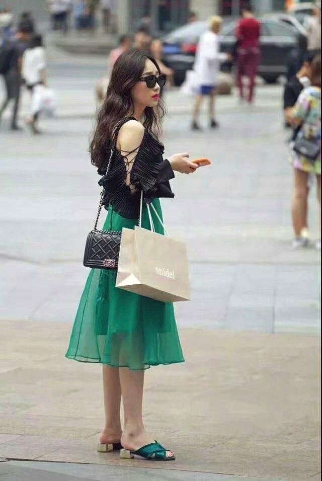 街拍:吊带衫配短裤，美女体态轻盈，展现魅力少女的气质