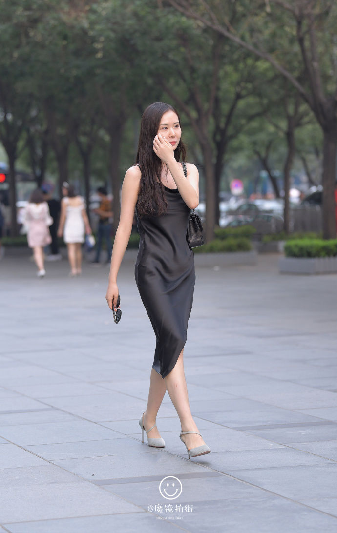 街拍贵州:黑色吊带裙展美足，逛街穿也可以当晚礼服，大方得体!