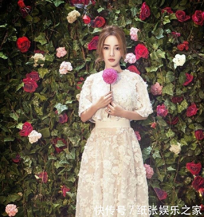 李小璐穿白色长裙气场全开, 时髦到炸, 怪不得贾乃亮不离不弃了!