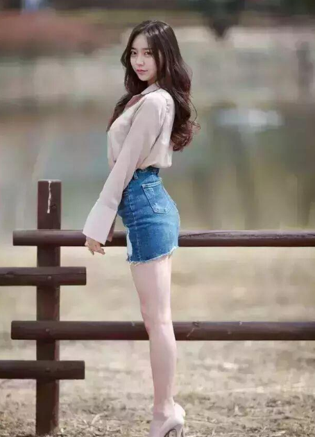 街拍美女:时尚牛仔裙小姐姐, 都像盛开的花一样美丽绽放！