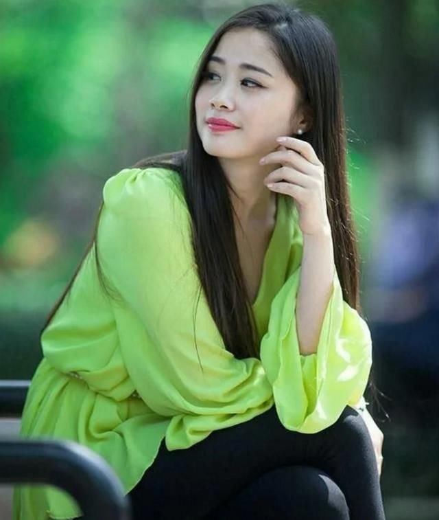 时尚搭配：这位漂亮的小姐姐，一身淡绿色短裙，展现清新淡雅气质