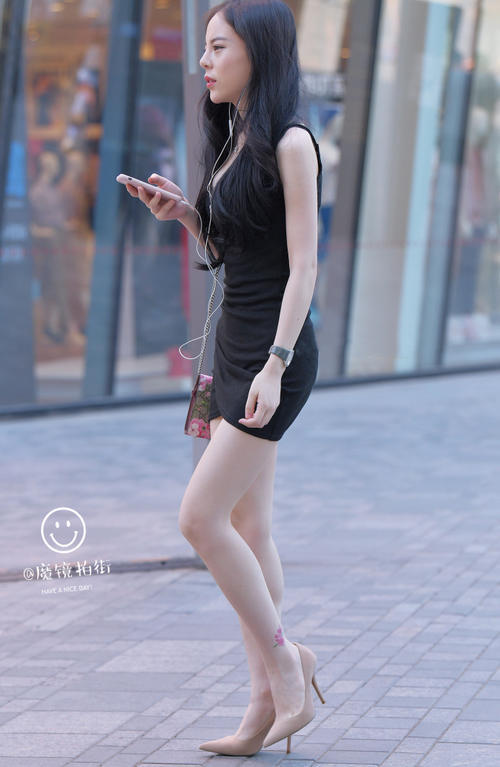 路人街拍，黑色吊带连衣裙，展示性感好身材，时尚潮流有魅力！