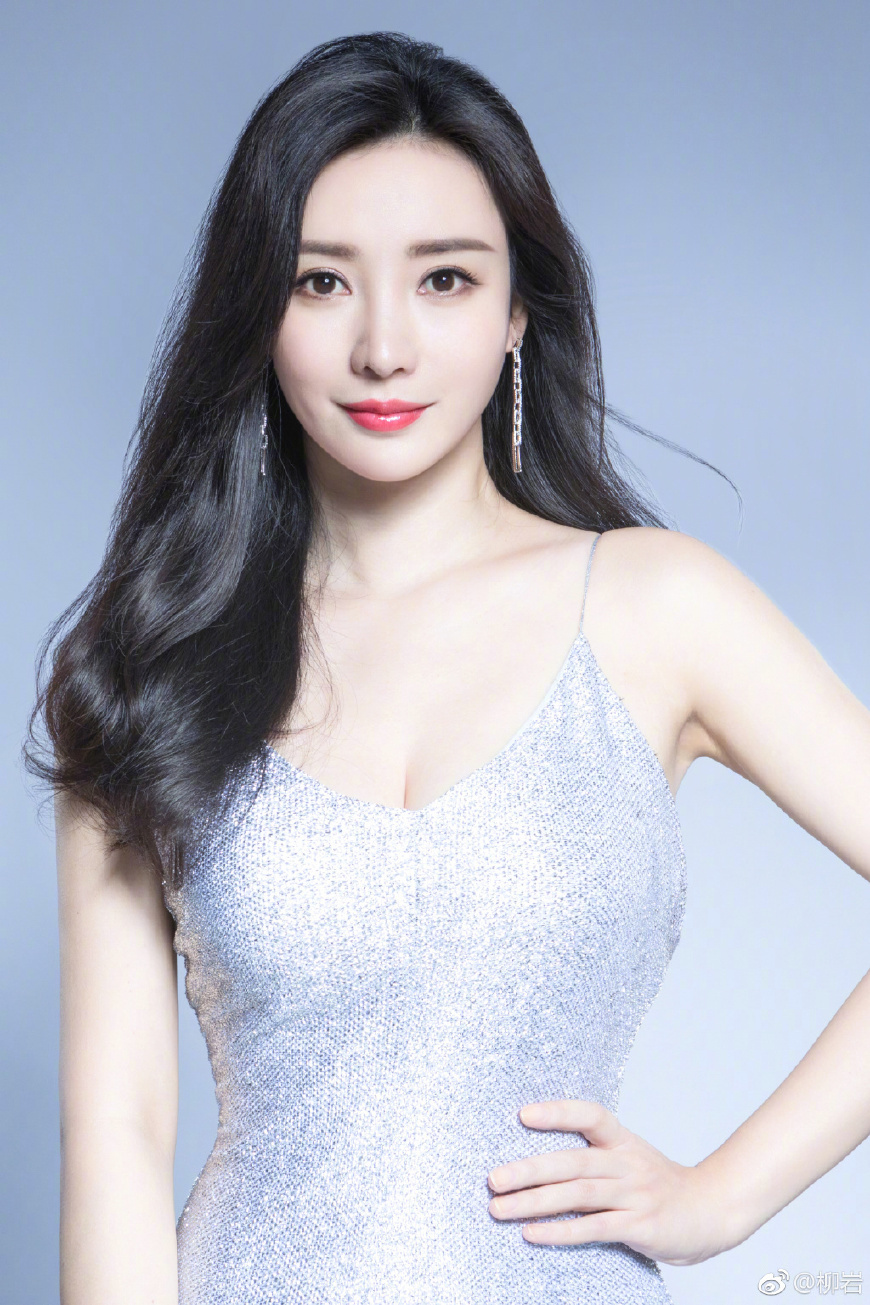 37岁柳岩厉害了！仅仅换了个发型就显小10岁，网友：她的胸是亮点