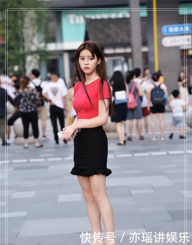  夏季|街拍路人：夏季就是要搭配短袖热裤，简单大气，还很显瘦！