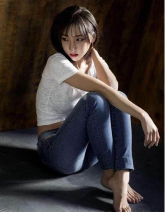 女孩子们穿上牛仔裤，干净清爽又很时尚的感觉！