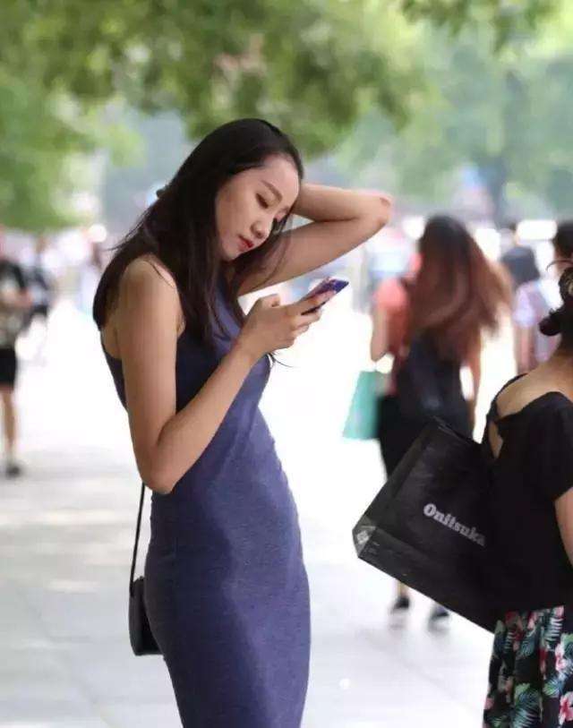 街拍:校园树荫下的长裙小姐姐,网友:腰上的肉肉出来了