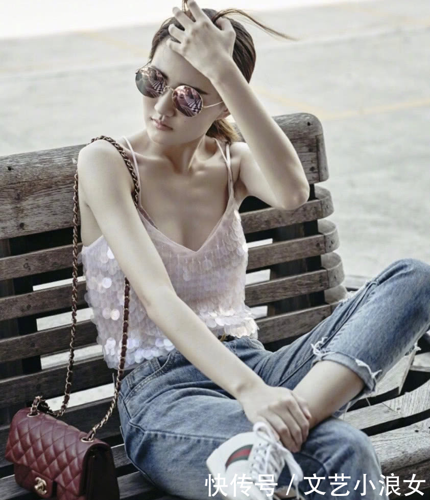 徐璐身穿一件粉色吊带背心，锁骨比衣服还要抢眼，比郑爽还瘦吧！