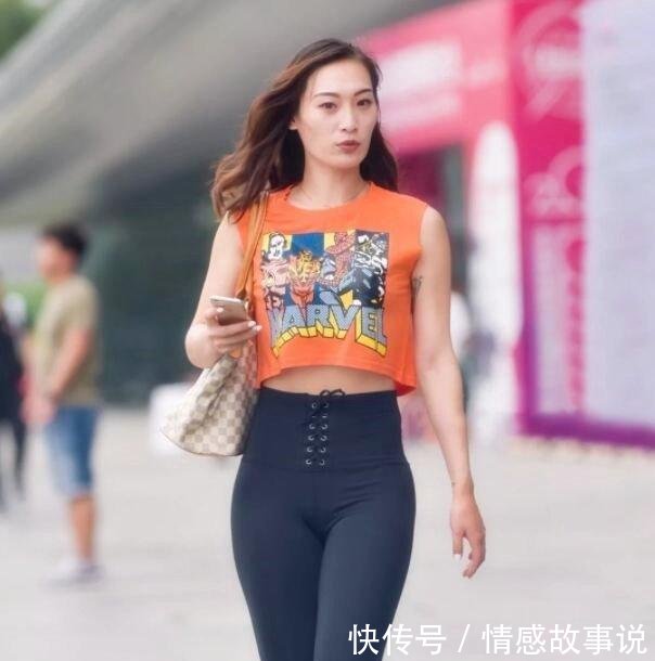 吊带打底裤美女，无论走到哪都是焦点！