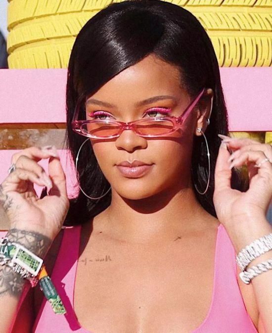 蕾哈娜KarlieKloss喜提彩色睫毛，要不你也来一个？