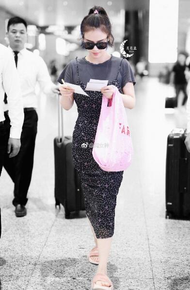 马思纯走性感路线会更红，包臀裙摆尽显了小蛮腰，太撩人了