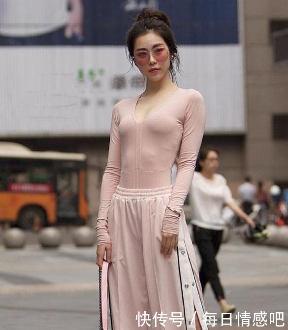 街拍图1史泰龙妻子，图2胸线尽显！图3打扮妩媚，女人味十足！