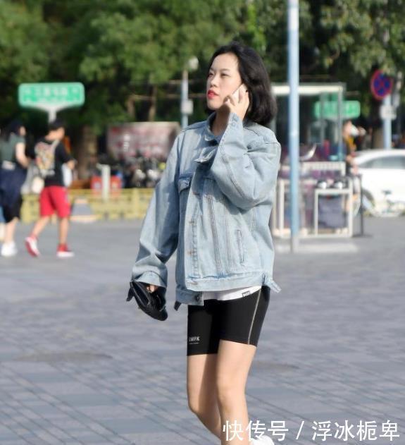 「美女」街拍美女:紧身裙穿搭,展现小姐姐优美范儿,青春时尚!