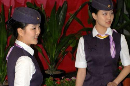 为什么高铁上的乘务员全年都要穿丝袜？原因让人脸都红了