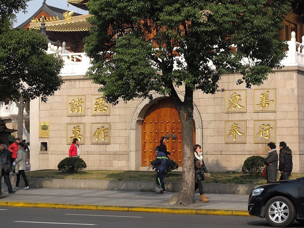 中国最牛的古寺庙，建在寸土成金之地，却没人敢拆规模不断扩大