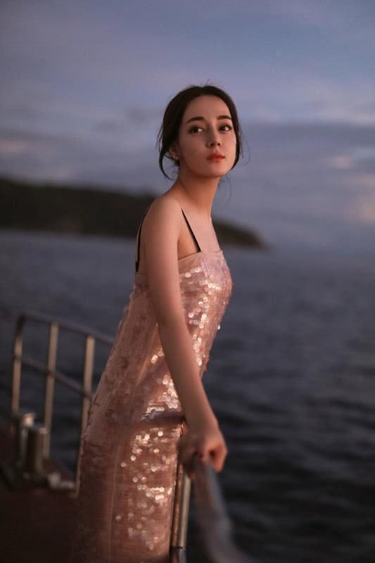 看到迪丽热巴穿这条吊带裙站海边,真的像极了美人鱼!