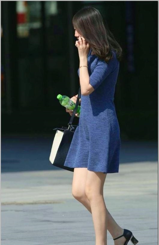  [蓝色]街拍：身姿妩媚的美女蓝色的连衣裙穿搭精致时髦，满满女人味！