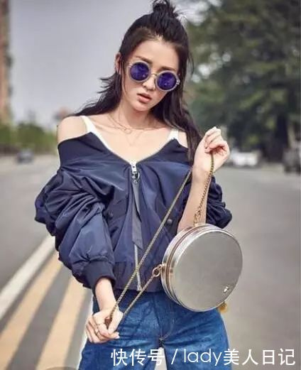 乔欣真的是越来越会穿了，连体裤只穿一半，看着心情好舒畅