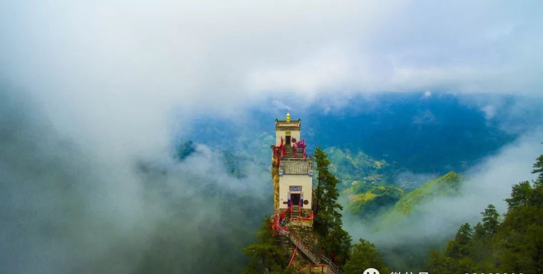 小庙三面悬于万丈深渊 四根石柱插入石缝工艺精湛堪称一绝