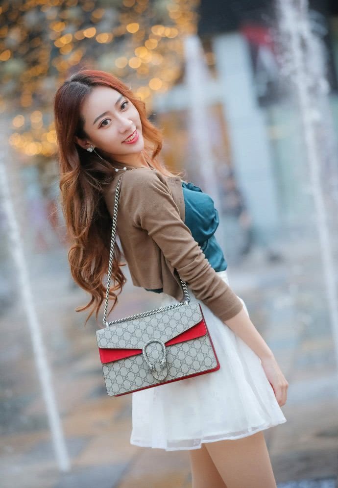 街拍:图1明艳动人,图2甜美水灵,图3两位清纯学生妹最亮眼