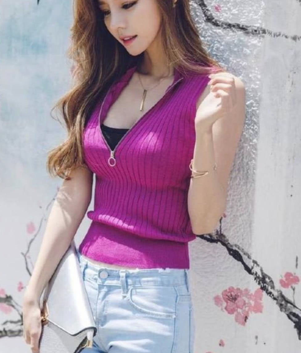 紧绷的牛仔裤凸显长腿的魅力，优雅成熟又知性，充满女神气质！