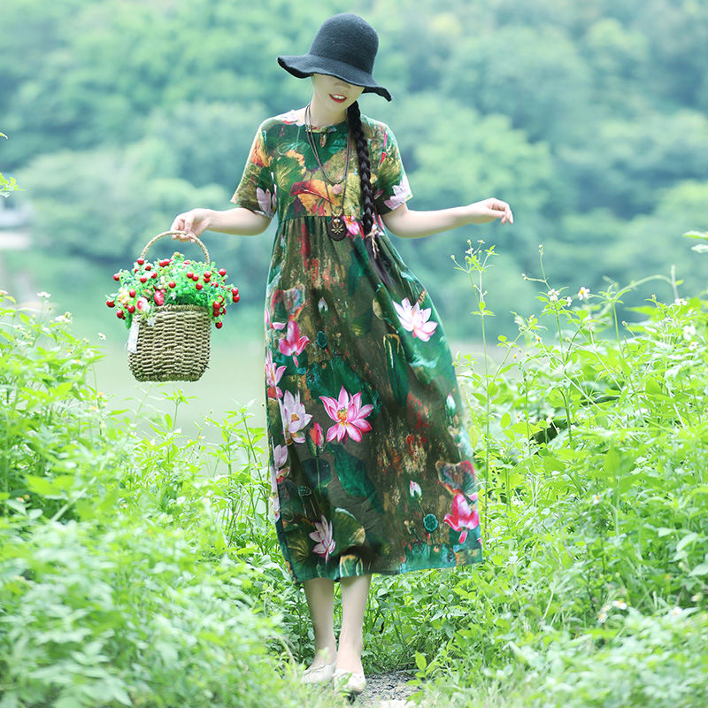 去小姨家玩，看见小姨一件件连衣裙美丽极了，回家也跟着买