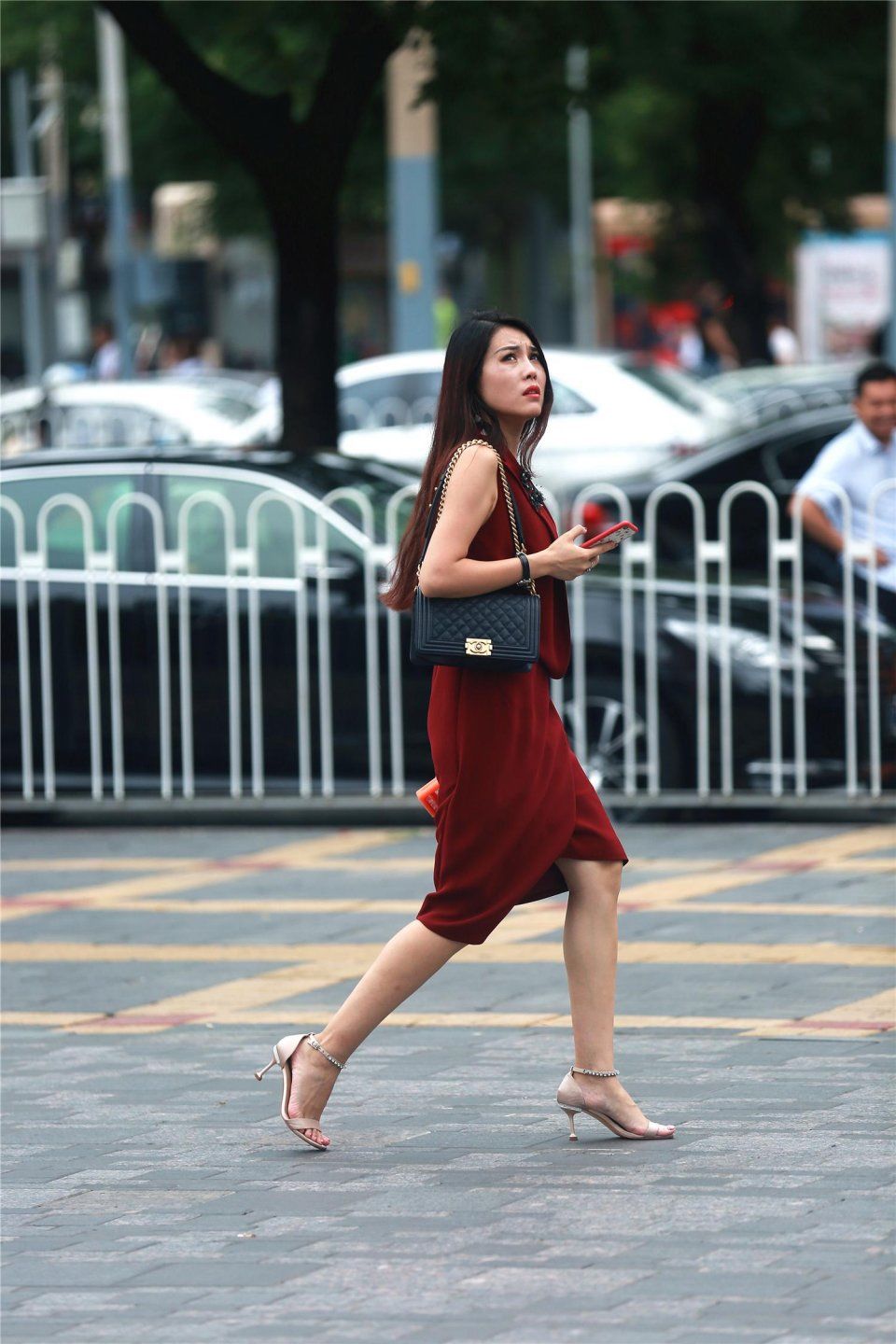 小姐姐穿高跟鞋逛街是不是很累啊