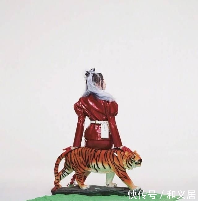  写真■关晓彤变身“破次元侠女”拍写真，纤细长腿吸睛十足