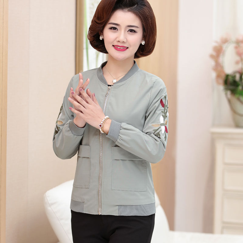 哇塞!50岁妈妈真会打扮，只穿这高贵“妈妈装”，美得怦然心动