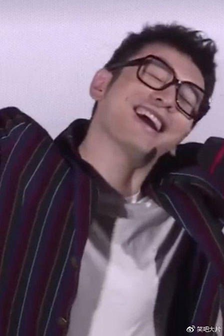 黄晓明招黑体质，跪地学猫叫视频被人恶意剪辑传播，网友:真会玩!